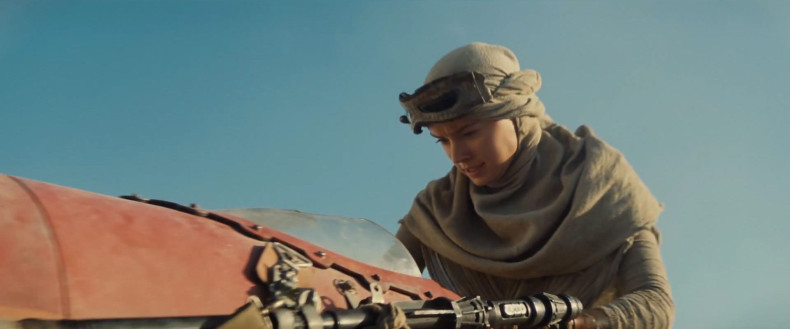 Star-Wars-7-Trailer-Photo-Tatooine-Speeder-Daisy-Ridley