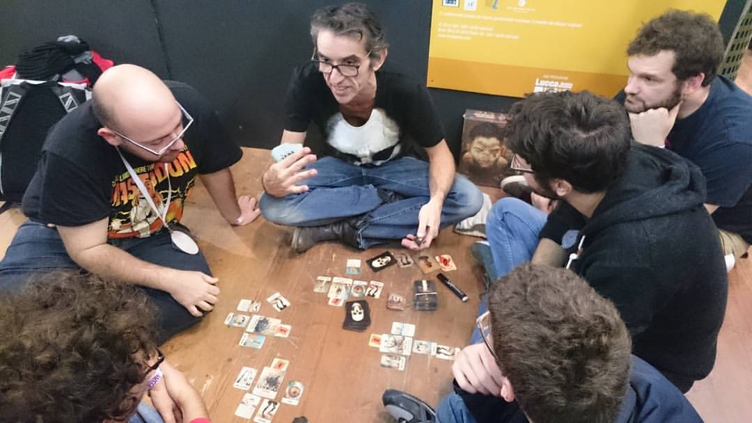 Ecco il grande Gipi, intento a presentare e spiegare il suo Bruti ai visitatori appassionati e fan dell'autore e dei giochi da tavola.