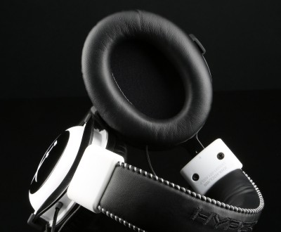 HyperX-Cloud-_white_Cloud-headset-side_earcup2_03_07_2014-10_44