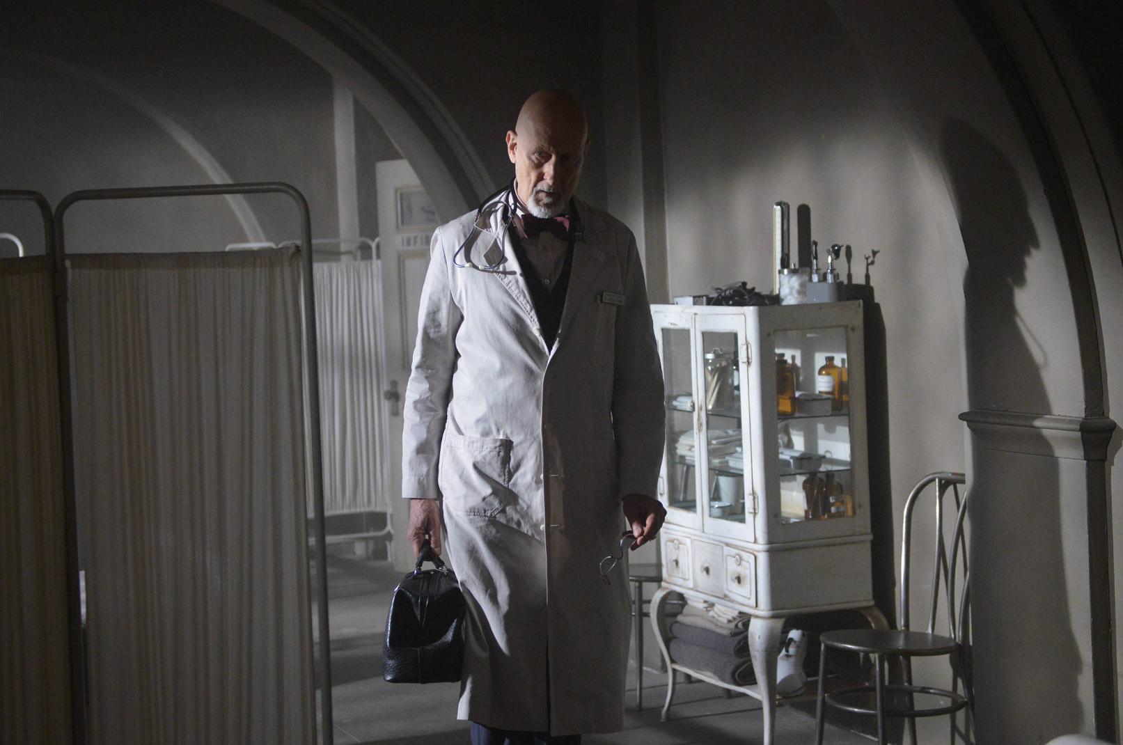 AMERICAN HORROR STORY Dark Cousin -- Episode 207 (Airs Wednesday, November 28, 10:00 pm e/p) -- Pictured: James Cromwell as Dr. Arthur Arden -- CR: Michael Becker/FX